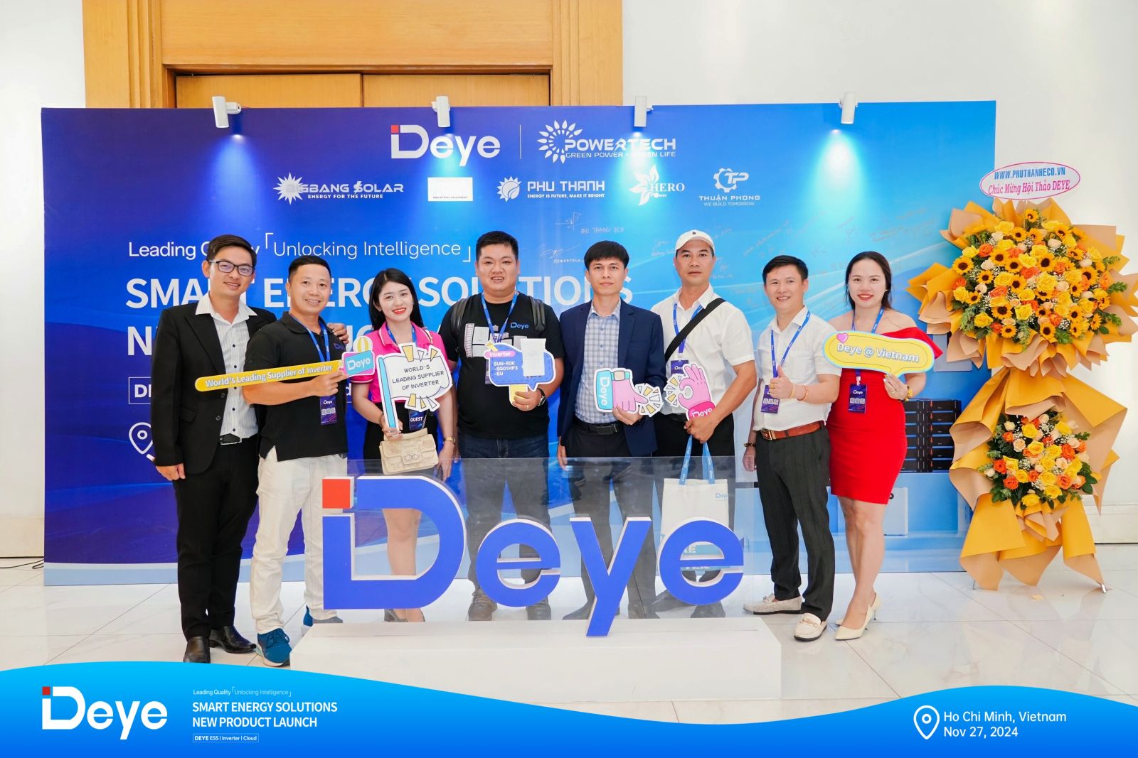 Giám đốc Solar DH chụp hình cùng các đối tác