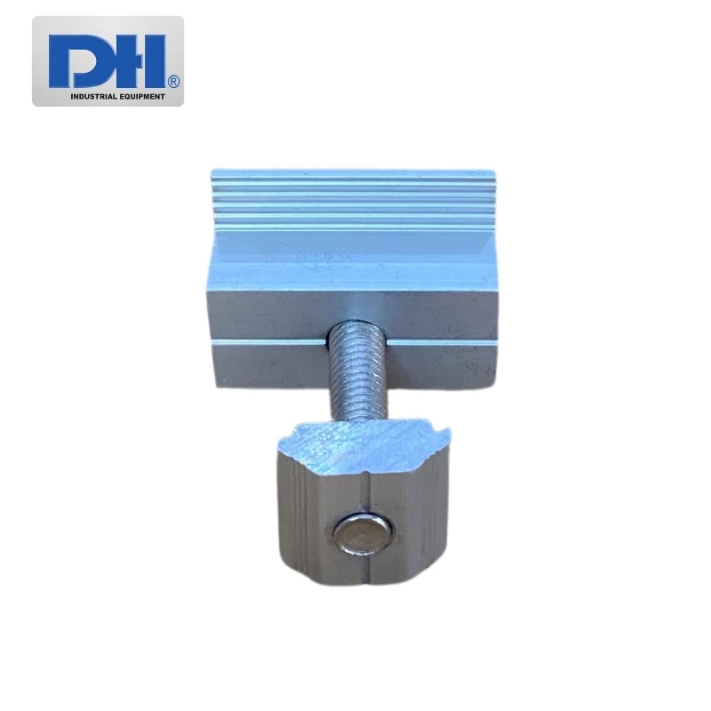 Kẹp giữa tấm pin năng lượng mặt trời